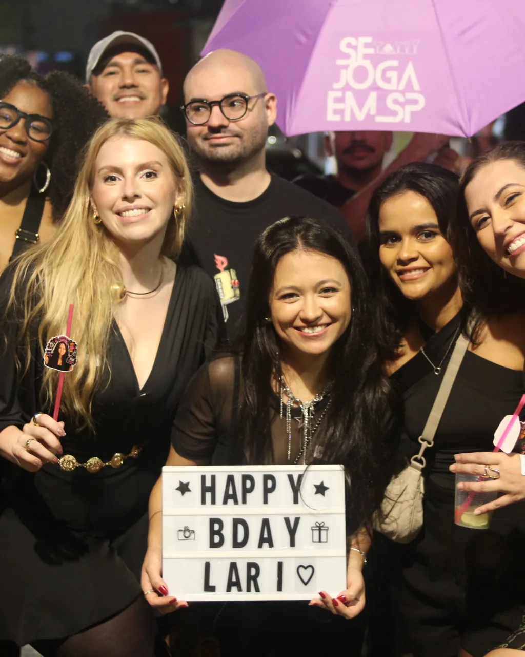 Grupo comemorando aniversário no pub crawl